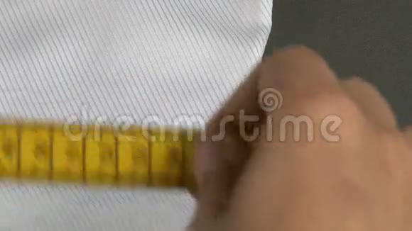 裁缝测量人衬衫腰宽视频的预览图