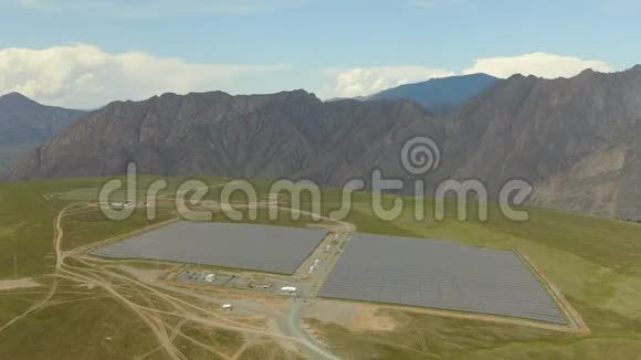 空中沙漠景观大型工业太阳能农场生产集中太阳能围绕着山和视频的预览图