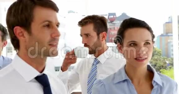 商务人士在会上喝咖啡聊天视频的预览图