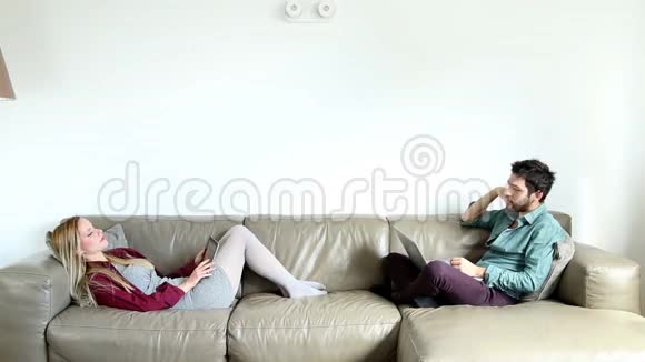 女人和男人坐在沙发上放松视频的预览图