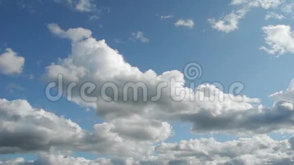 白色和一些乌云在天空中移动视频的预览图