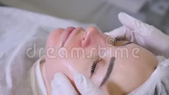 美容师对躺在沙发上的面霜病人进行了涂抹视频的预览图