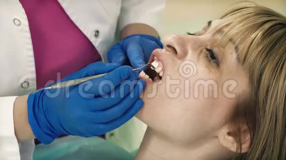 牙医把牙贴面病人视频的预览图
