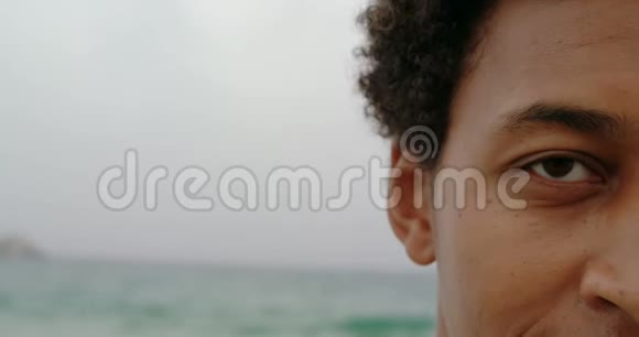 站在海滩上的非裔美国人特写镜头视频的预览图