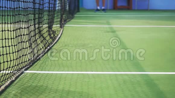 网球落在网球场上慢动作1920x1080视频的预览图