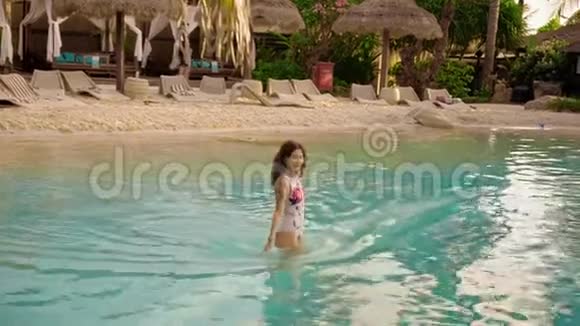 酒店游泳池里的女人视频的预览图