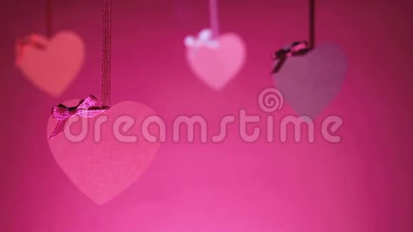 粉红背景下的情人节礼物视频的预览图