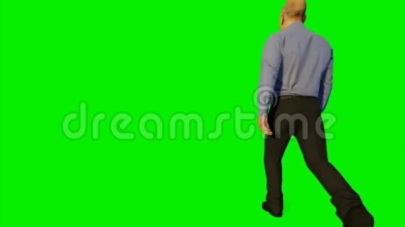 白种人在绿色屏幕上随意行走4K视频的预览图