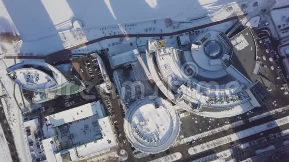 城市景观高层写字楼和摩天大楼在城市冬季日光顶部景观在冬季的俯视图视频的预览图