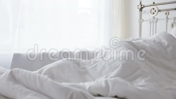 睡在床上的小女孩视频的预览图