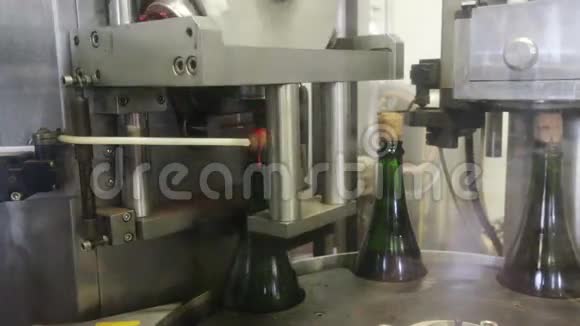 工业生产用香槟酒瓶射击视频的预览图