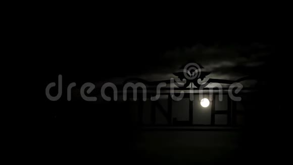 夜月圆在招牌的背景上月光映在水中视频的预览图