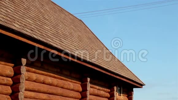 棕色原木屋有柏油的雪松木瓦屋顶视频的预览图
