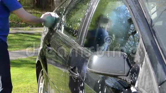 男士用海绵清洁汽车视频的预览图