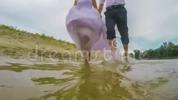 刚结婚的新娘新郎在跑步视频的预览图