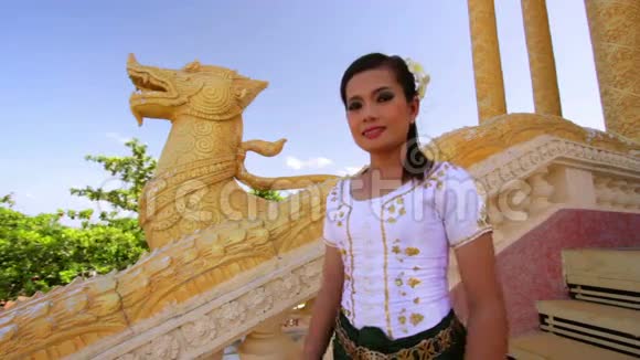 亚洲女孩用双手在寺庙中的传统方式视频的预览图
