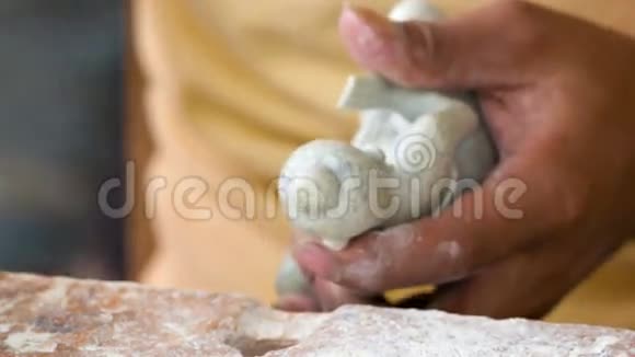 大师雕刻了一尊佛像石材车间柬埔寨视频的预览图