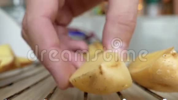 把土豆片放在烤架上视频的预览图