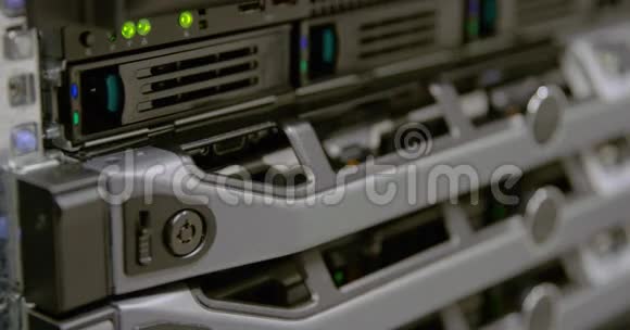 数据中心机架服务器上的IT顾问电源视频的预览图