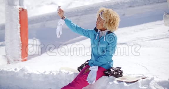 为冬季自拍摆姿势的快乐年轻女子视频的预览图