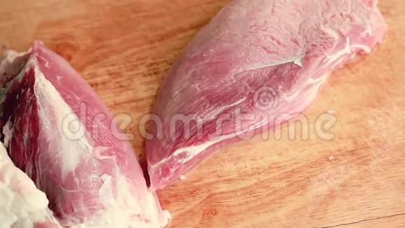 厨房里的特写记者正在切切割板上的猪肉视频的预览图