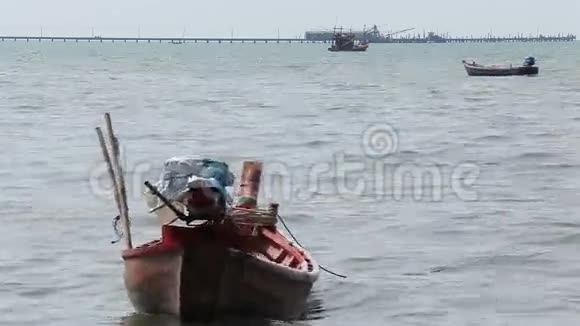 空的渔船漂浮在海上视频的预览图