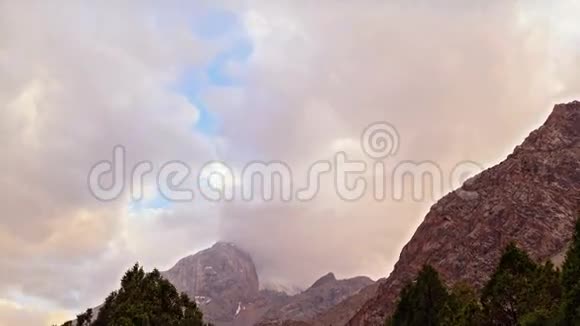 日落时分云中的峰帕米尔塔吉克斯坦视频的预览图