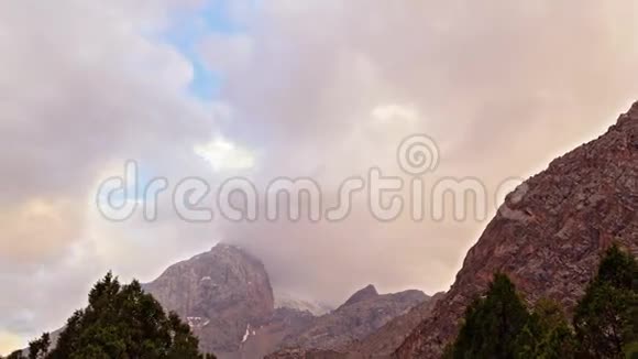 云中的峰峦帕米尔塔吉克斯坦4K视频的预览图
