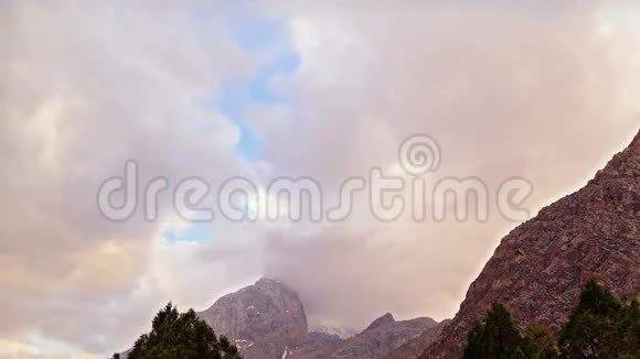 日落时的云在山上帕米尔塔吉克族视频的预览图