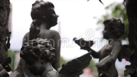花园雕像复古特写睡天使在布宜诺斯艾利斯的拉雷科莱塔公墓花园雕塑丘比特视频的预览图