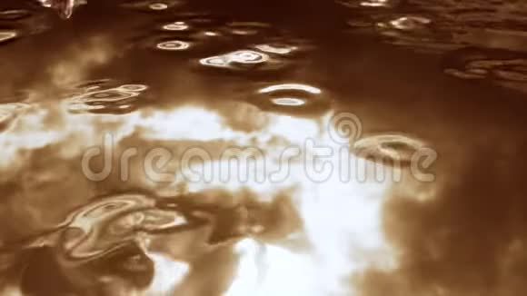 4CGI雨滴落在水坑上视频的预览图