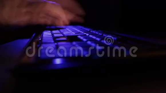 男人手在蓝色键盘上打字时光流逝视频的预览图