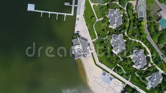湖上的大型美丽建筑湖上活动的现代化建筑美丽的空中景色视频的预览图