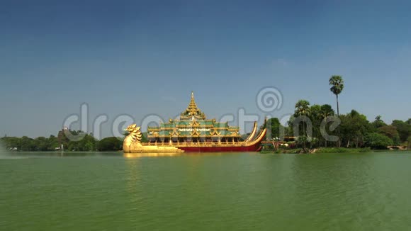 缅甸仰光Kandawgyi湖Karaweik寺视频的预览图