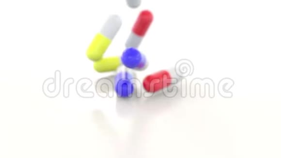 落下的五颜六色的药物胶囊或药丸视频的预览图