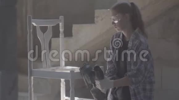 女木匠设计师用电动工具工作视频的预览图
