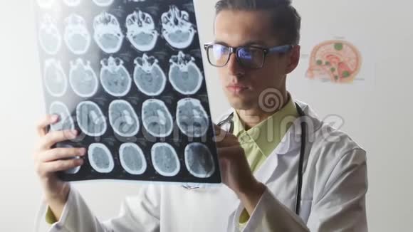 一位神经外科医生看了一张脑部核磁共振成像快照视频的预览图