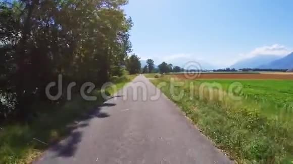 在瑞士农村骑自行车视频的预览图