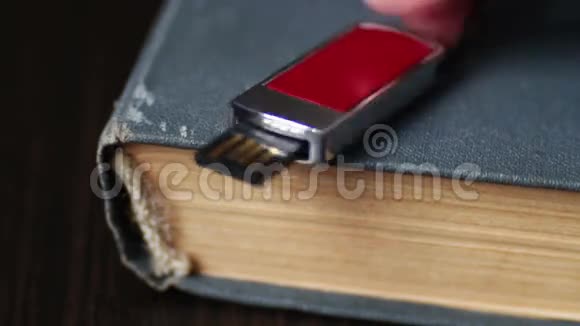 USB棒和旧书页宏观视频的预览图