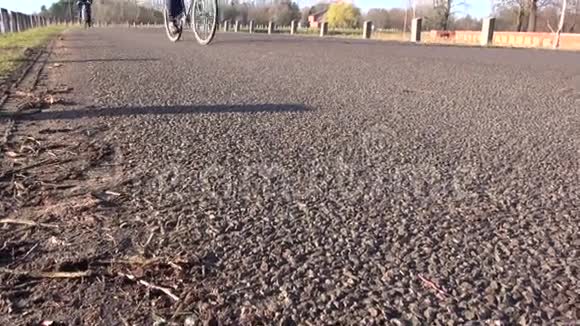 沥青路上的自行车轮视频的预览图