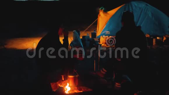 孩子们剪影孩子们在篝火旁坐着旅行徒步旅行冒险露营冒险野营视频的预览图