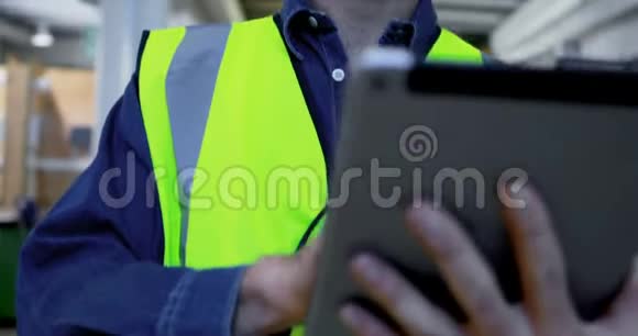 使用数码平板电脑的男性工人视频的预览图