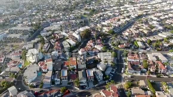 鸟瞰圣克莱门特海岸线小镇视频的预览图