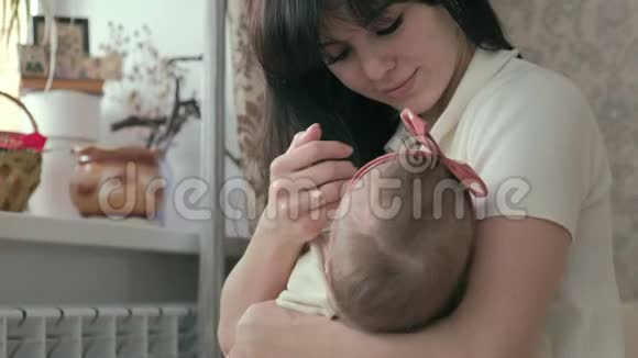 妈妈抱着一个小女孩产妇概念视频的预览图