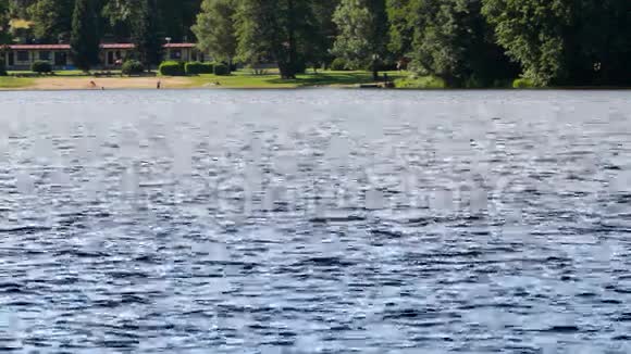 在池塘或湖上进行复古风帆冲浪旧学校运动动作视频的预览图