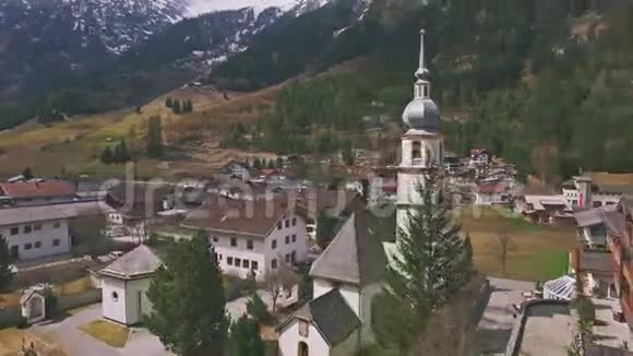 乡村教堂山空中4K视频的预览图