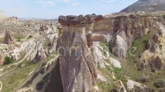 卡帕多西亚蘑菇岩的鸟瞰图视频的预览图