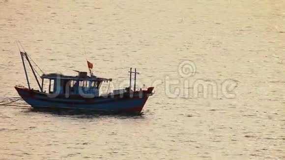 船在下龙湾日落视频的预览图