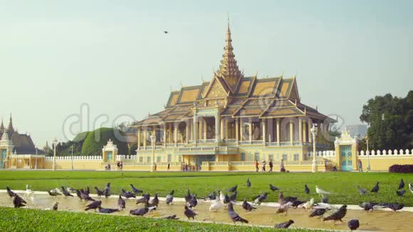 柬埔寨金边的皇家宫殿月光馆PreahBarumReachaVeangChaktomukSereiMongkol视频的预览图