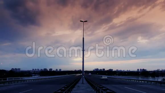 城市大桥夜间繁忙公路视频的预览图
